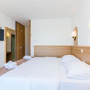 Kleines Zimmer mit zwei Einzelbetten